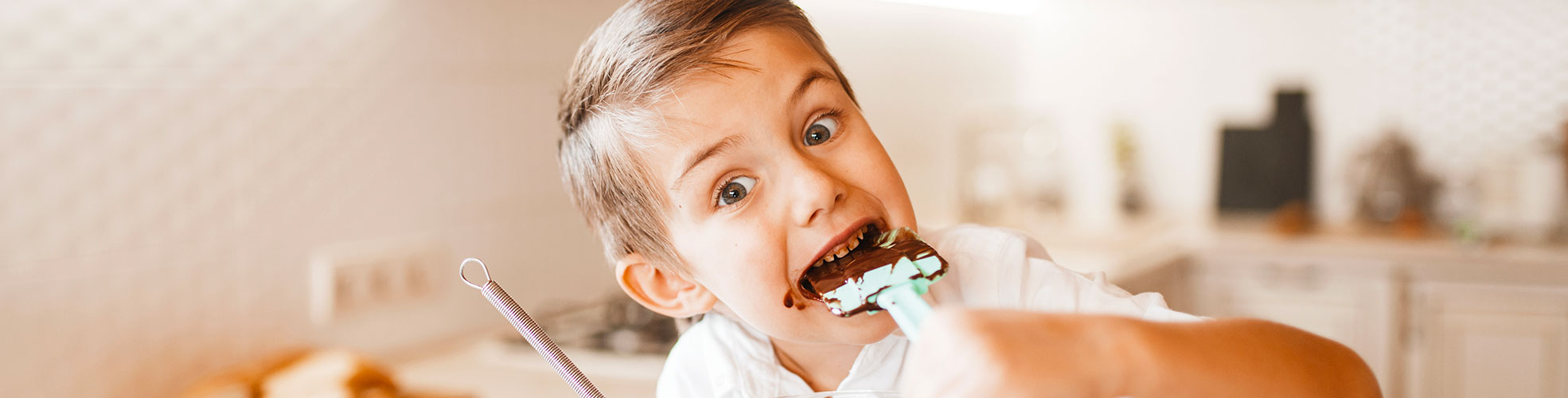 bambino mangia dolci
